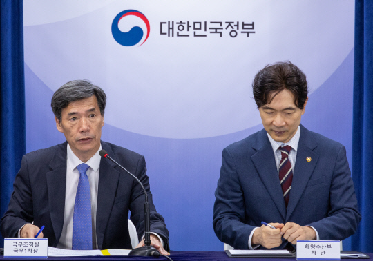 박구연 국무조정실 1차장(왼쪽)이 18일 오전 서울 종로구 정부서울청사에서 열린 후쿠시마 원전 오염수 방류 관련 일일 브리핑에 참석해 일본 언론이 보도한 한국 측의 '내년 총선 영향 최소화를 위한 오염수 방류 요청 관련한 보도'에 대해 "정부가 요청한 사실이 없다"라고 밝히며 보도 자제를 촉구하고 있다.   연합뉴스